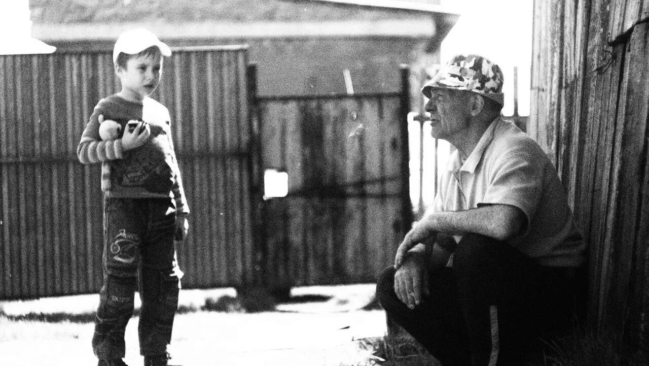 Бабушка и дедушка. Дедушка с внуками. Увидев дедушку люди. Старики и дети. Увидев дедушку люди.