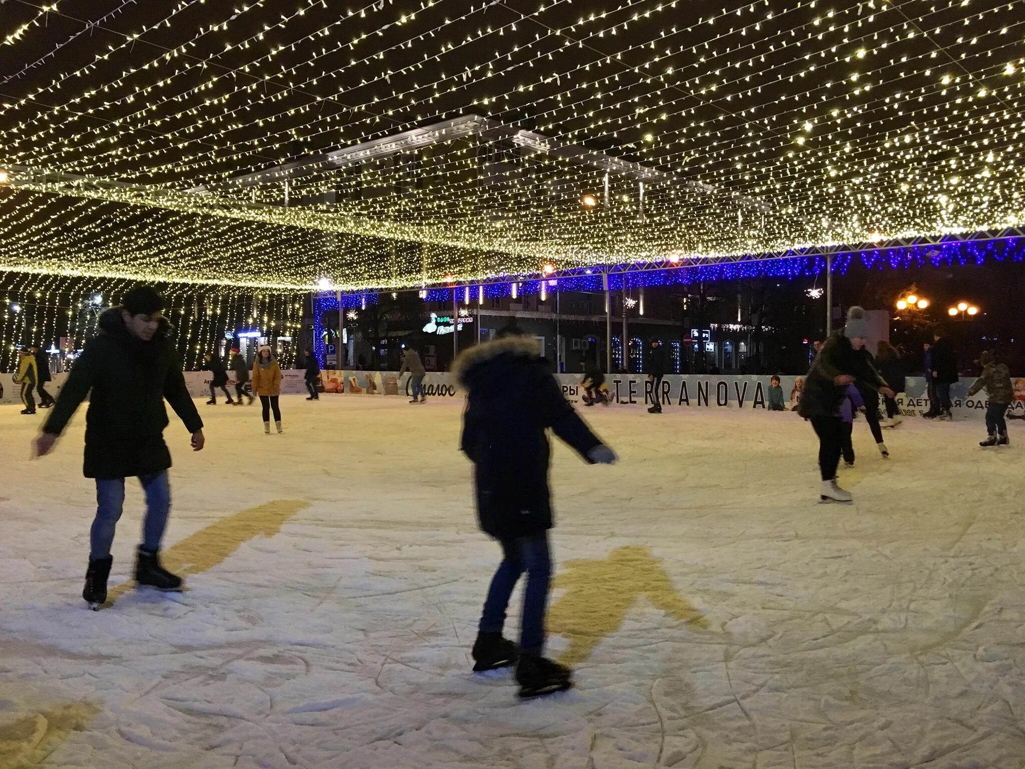 каток на соборной площади во владимире. каток на центральной площади белгород. соборная площадь белгород 2022. новый каток в белгороде. парк липки во владимире каток.
