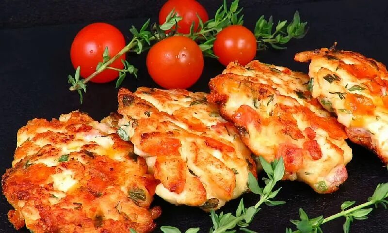 Рубленная курица с сыром. Котлеты с помидором и сыром. Куриные котлеты с помидорами. Шницель с помидорами и сыром. Рубленые куриные котлетки из филе с помидорами и сыром.