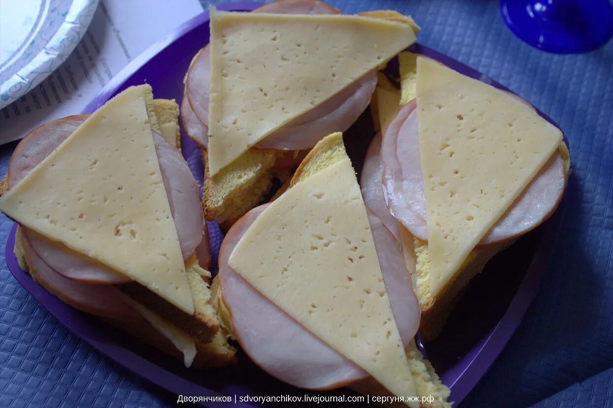 бутерброд с маслом колбасой и сыром. бутерброды колбаса сыр. бутерброд с колбасой. бутерброд с колбасой. бутерброд с батоном и колбасой.