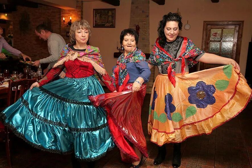 Вечеринка в стиле цыган. Цыганка на юбилее женщины. Выступление цыганки на юбилее женщины. Цыганская вечеринка костюмы. День рождения в цыганском стиле.