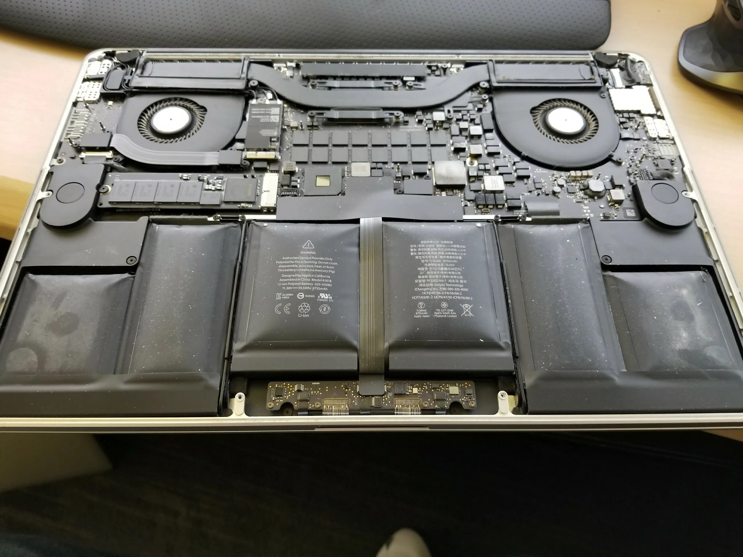 MACBOOK Pro 2015 Retina внутри. Батарея MACBOOK Pro 15 2015. MACBOOK Pro Battery. MACBOOK Pro 13 Retina 2015 батарея.