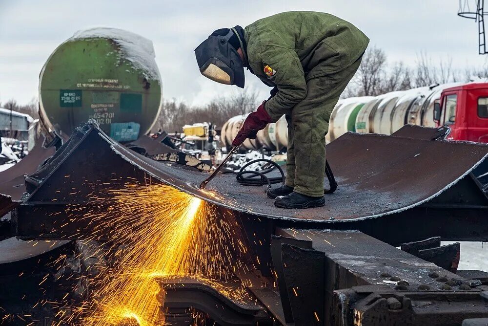 Жд резка. Резка вагонов на металлолом. Сварка вагонов. ЖД металлолом. Резка ЖД вагонов.