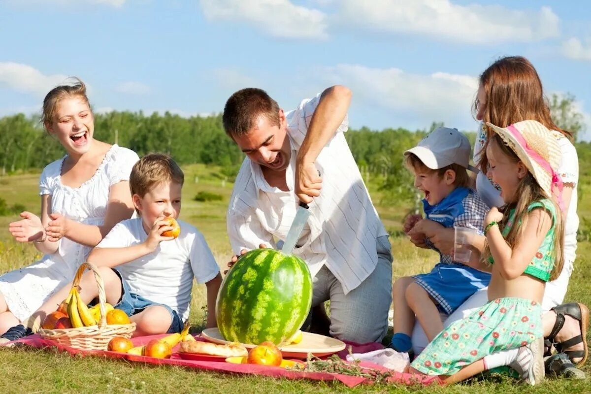 Better children. Семья на пикнике. Пикник на природе. Пикник с семьей на природе. Семья летом.