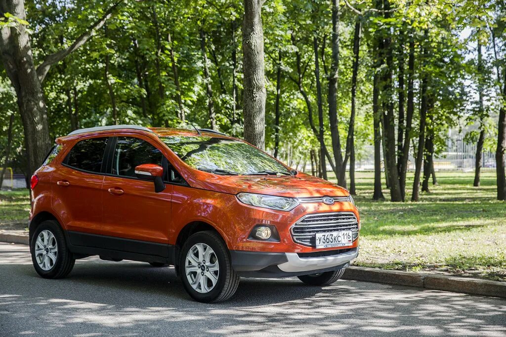 Тест драйв форд. Форд Экоспорт оранжевый. Форд Экоспорт рыжий. Ford ECOSPORT, 2018 оранжевый. Разбитый Форд Экоспорт оранжевый.