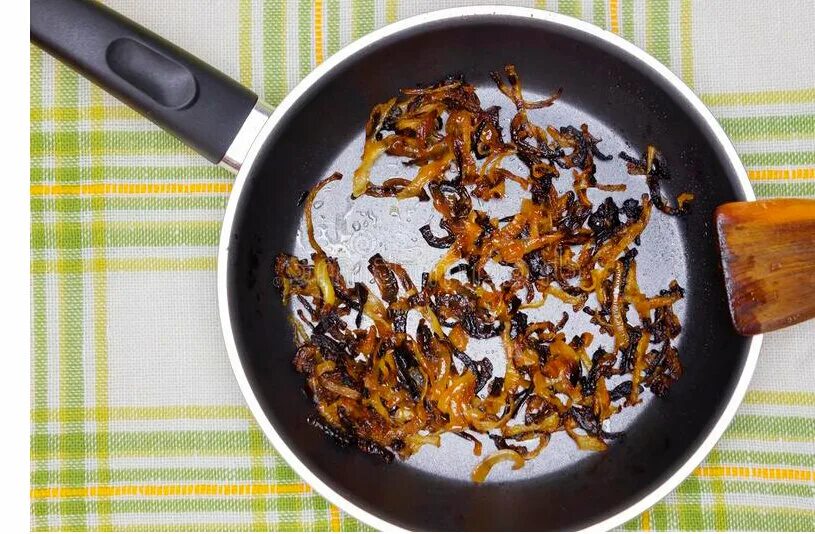 Сгоревший лук. Измельченный лук. Жареный лук в муке. Обжарить лук до золотистого цвета. Лук жареный.