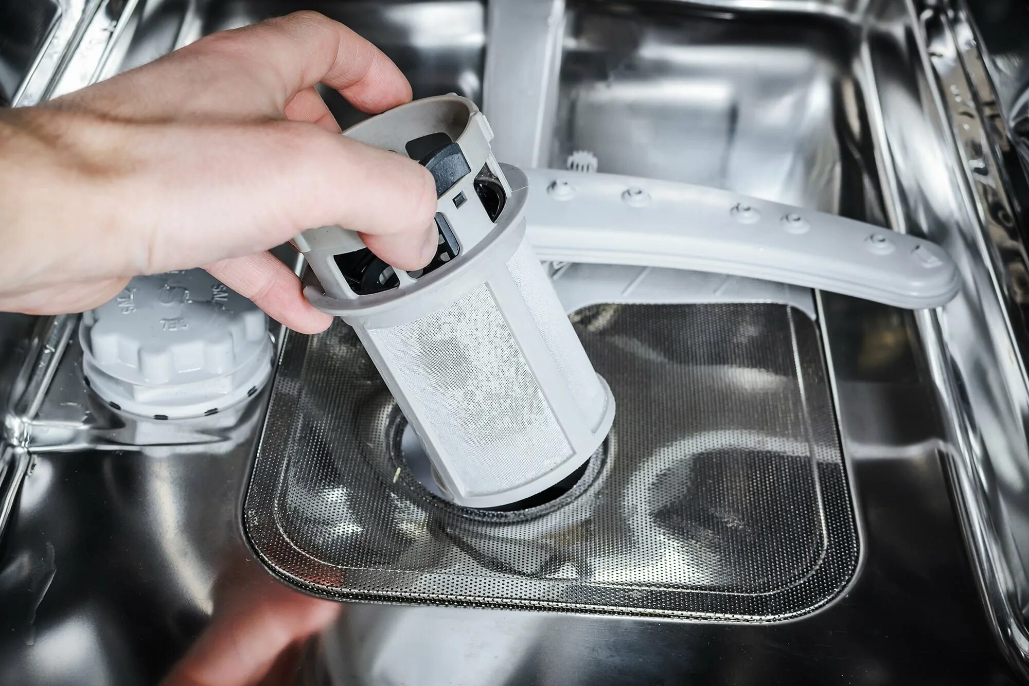 Почему машина плохо моет посуду. Фильтр для посудомоечной машины Bosch. Фильтр в ПММ В машине посудомоечной машины. Чистка фильтра посудомоечной машины Electrolux. Фильтр сливной для посудомоечной машины Hotpoint Ariston.
