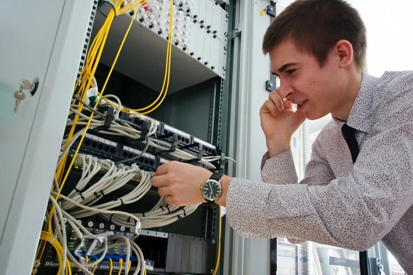 It специалист. Системный администратор. Системный администратор. Компьютерные системы работа. Компьютерные системы работа.