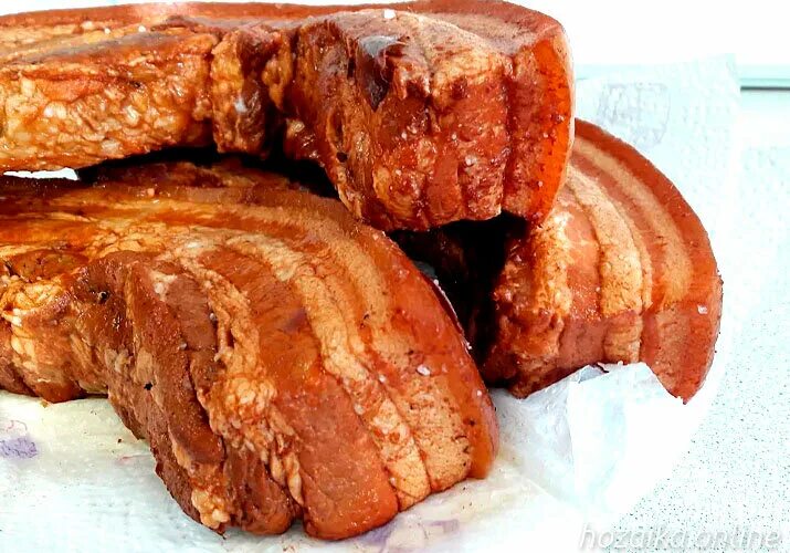 Прослойка в луковой шелухе рецепт. Сало в луковой шелухе. сало вареное в шелухе. варёное сало в луковой шелухе. сало варёное в луковой.