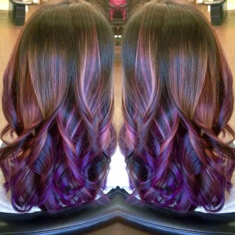 Покраска снизу. Шатуш балаяж фиолетовый. Каштановые волосы с фиолетовыми прядями. Фиолетовое мелирование на темные волосы. Окрашивание волос с фиолетовыми прядями.