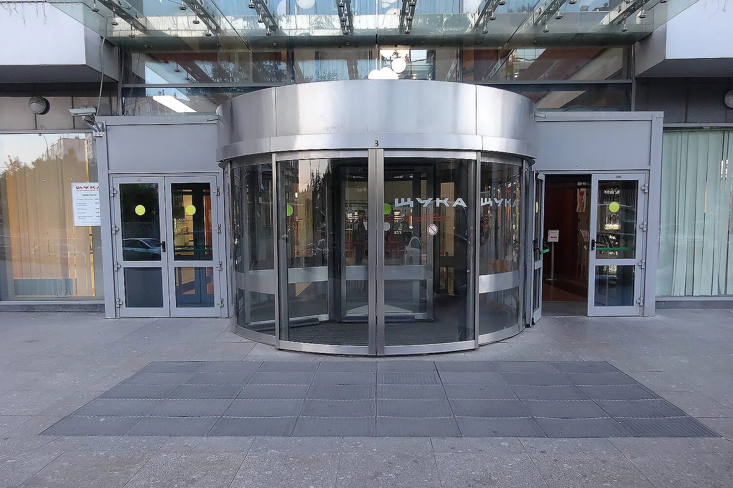 тц москва двери. интерьер помещение магазин. салон дверей браво. межкомнатные двери гардиан. выставочный зал входных дверей.