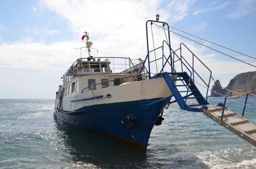 морские прогулки в балаклаве. мыс лодки. гремиха мурманск 140 островной. мыс лодки. яхты в балаклаве.