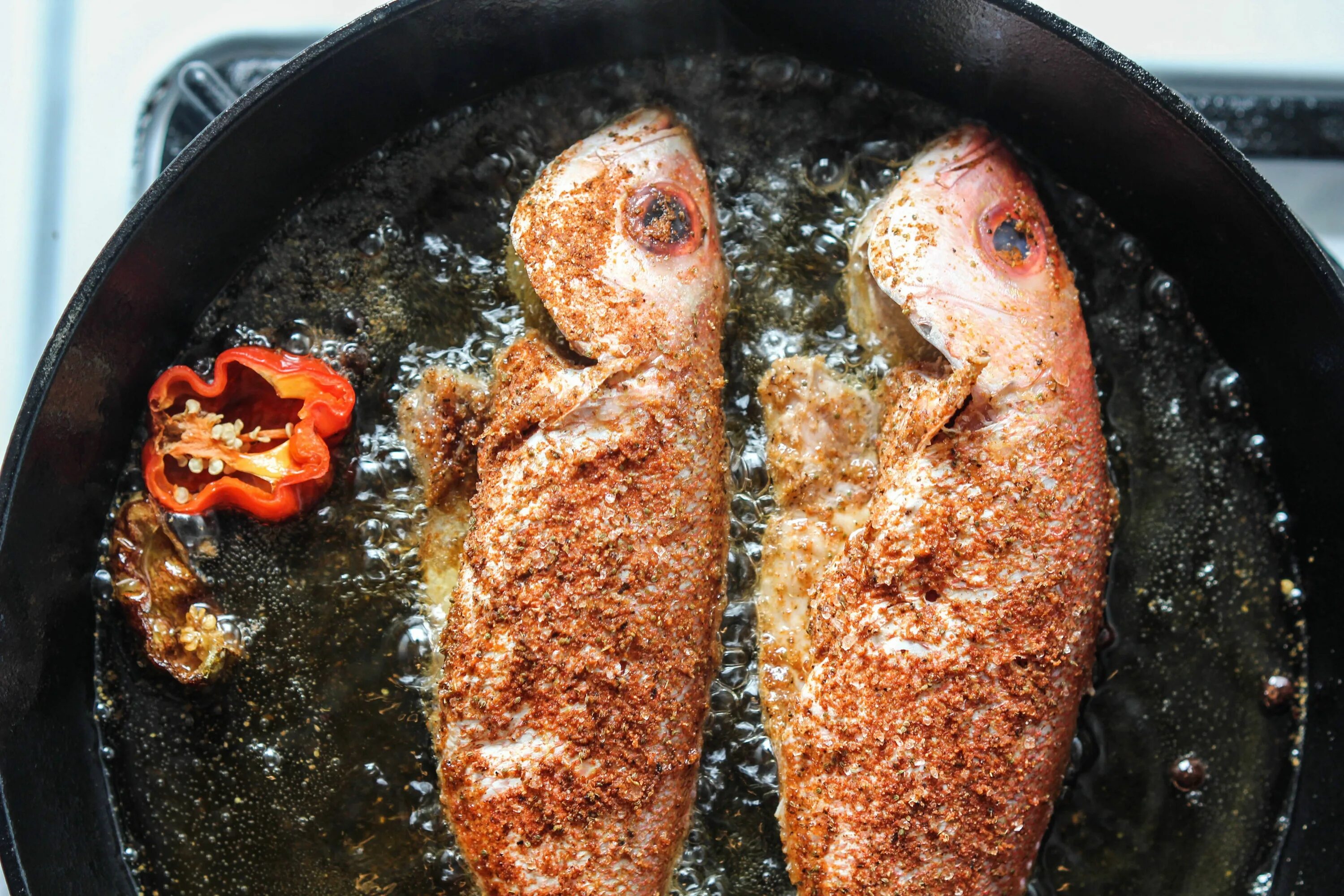 Рыба жареная. Жареная рыбка. Жареная рыба на сковороде. Специи для рыбы.