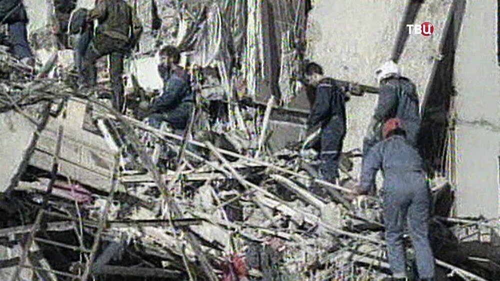 Крупнейший теракт в россии по жертвам. Теракт в Каспийске 1996 взрыв дома. Теракт в Каспийске 9 мая 2002.