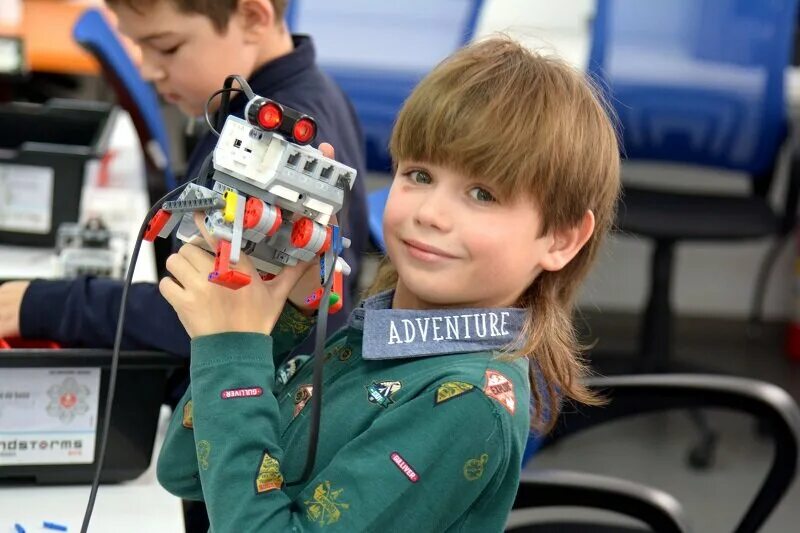 Роботы для детей. Техническое творчество для детей. Счастливый ребенок с роботом. Сборка робототехника дети. Включи зарядку роботов