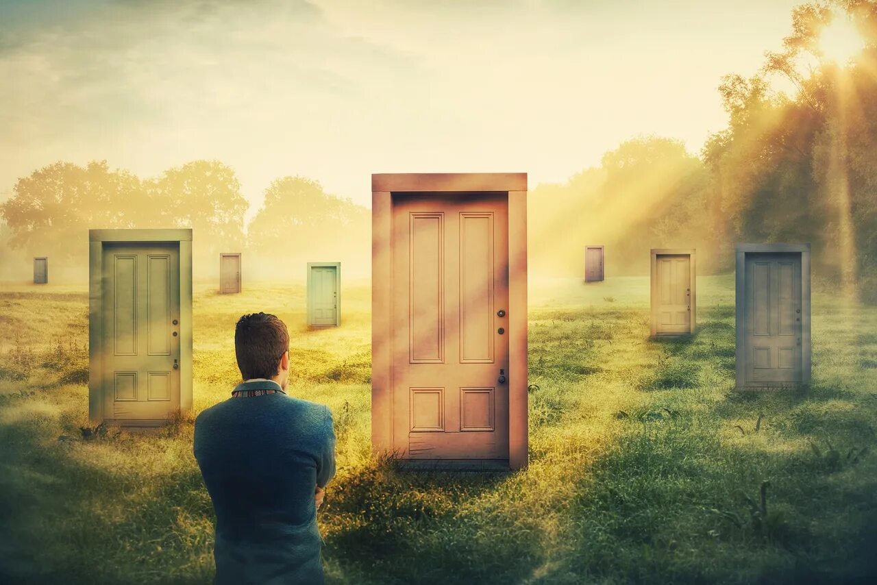 Открытая дверь. Дверь в новую жизнь. Дверь в поле. Дверь в прошлое.