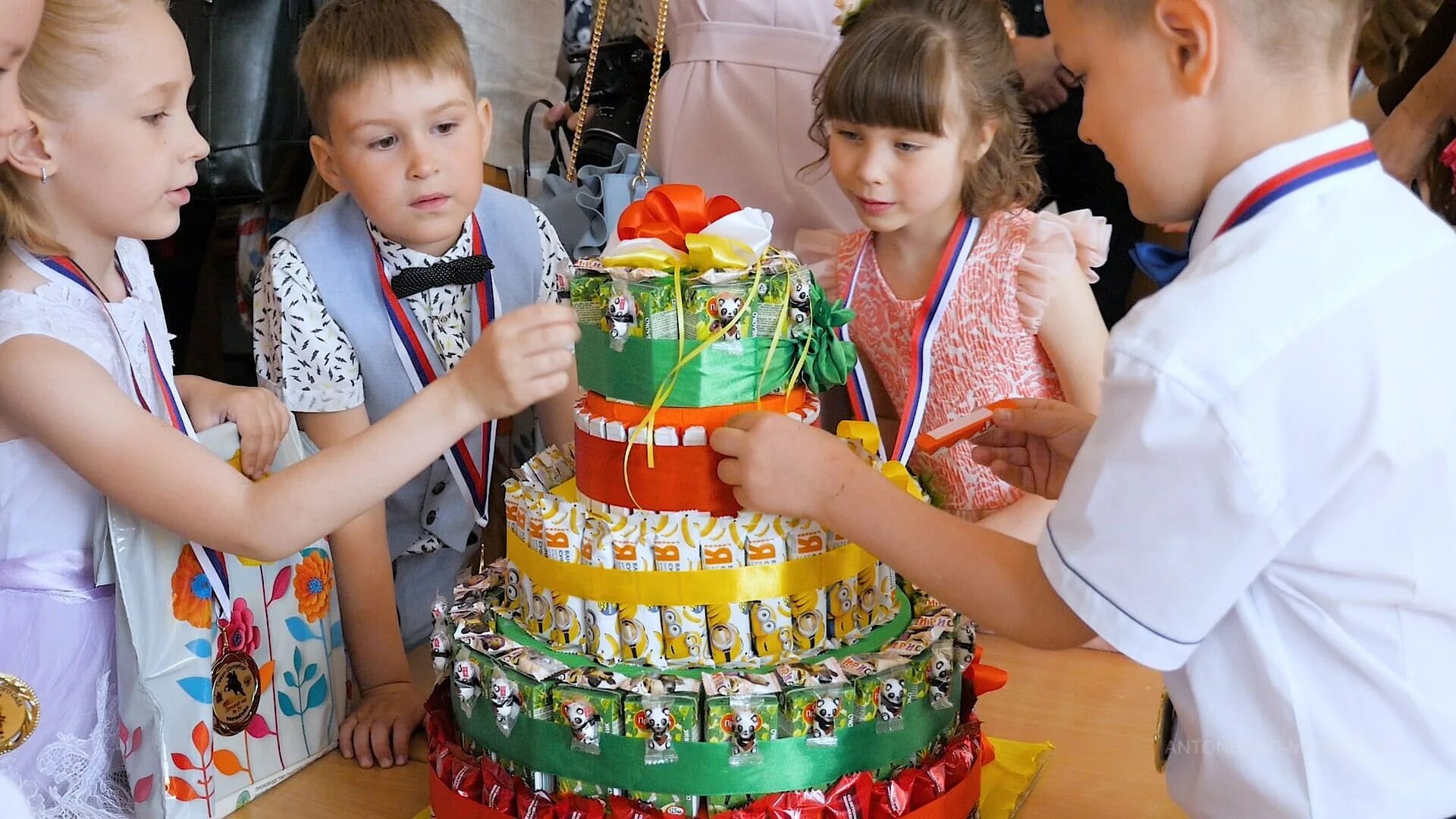подарок на выпускной в детском. детский сад сюрприз. подарки детям на выпускной в детском саду. детский сад сюрприз. подарки детям на выпускной в саду.