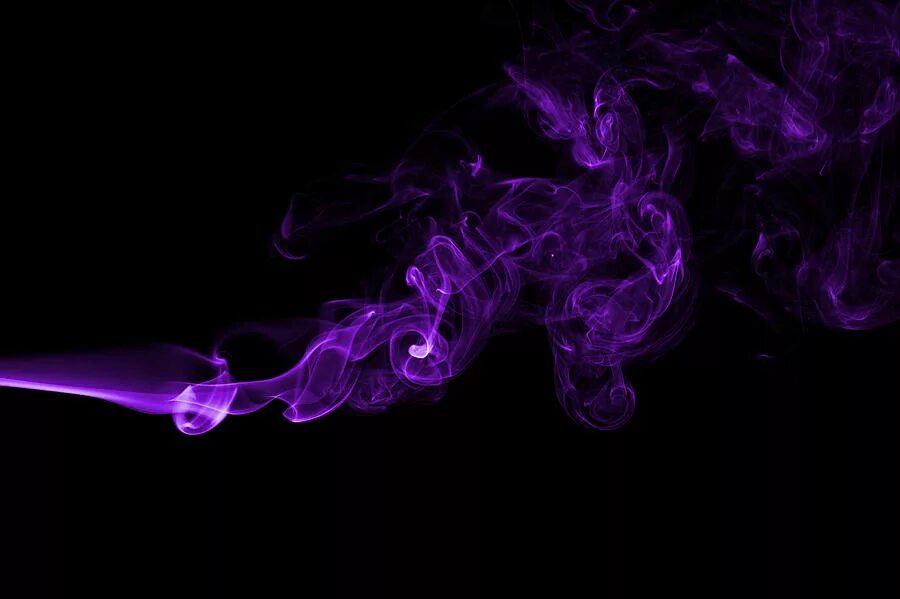 розовый дым на черном фоне. лиловый дым. фиолетовая дымка. фиолетовый дым. дым.
