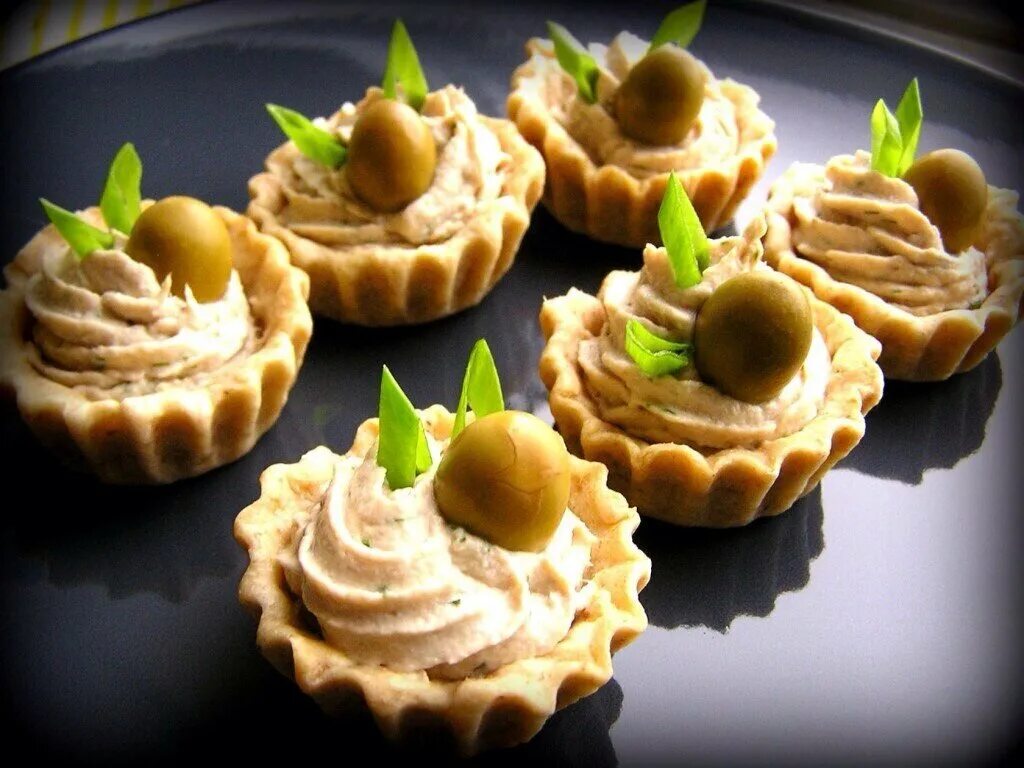 Вкусные песочные тарталетки. Фингер фуд в тарталетках. хумус в тарталетках. тарталетки хумус паштет. тарталетки с паштетом.