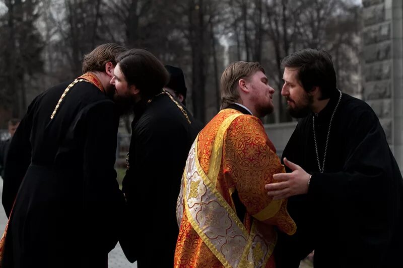 Поп извращенец. Священники целуются. Священник православной церкви. Православный мужчина. Священник развратник.