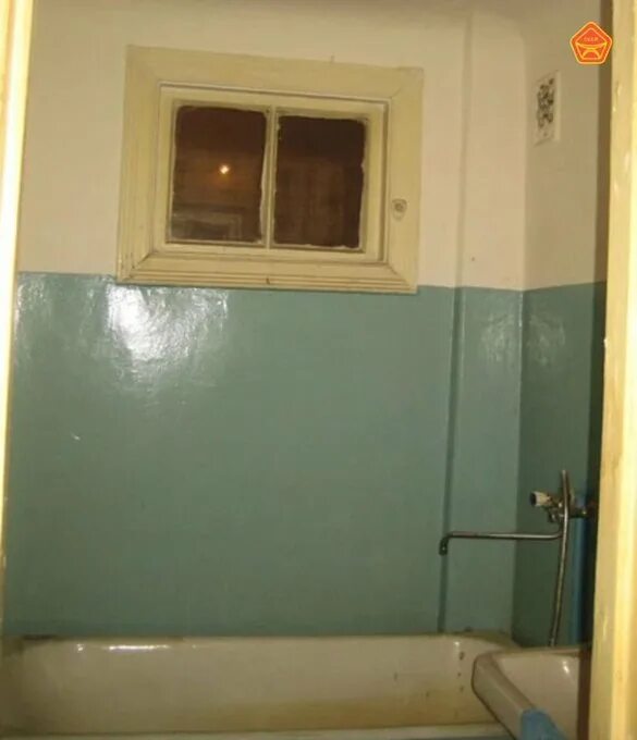 Зачем между ванной и кухней делали окно. Окно между ванной и кухней. Окно между ванной и кухней в Советской квартире. Окно между ванной и кухней СССР. Окно между ванной и кухней в совке.