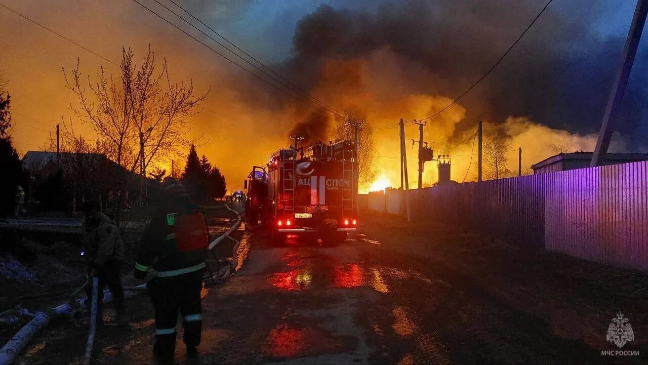 Где пожар живет. Село Успенка Тюменский район. Пожар. Лесные пожары. Сгоревший дом.
