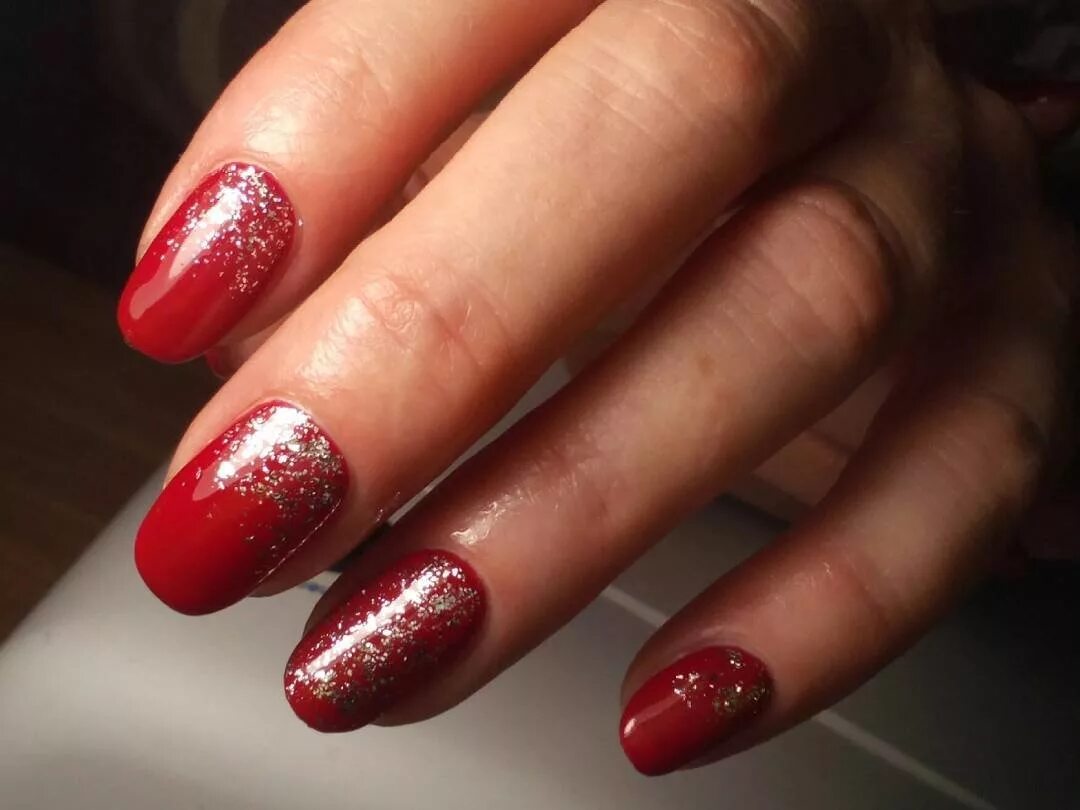 красный маникюр с блёстками. маникюр красный с серебром. красный маникюр с серебряными блестками. ногти красные с серыми блестками. маникюр с блестками красный с серебром.