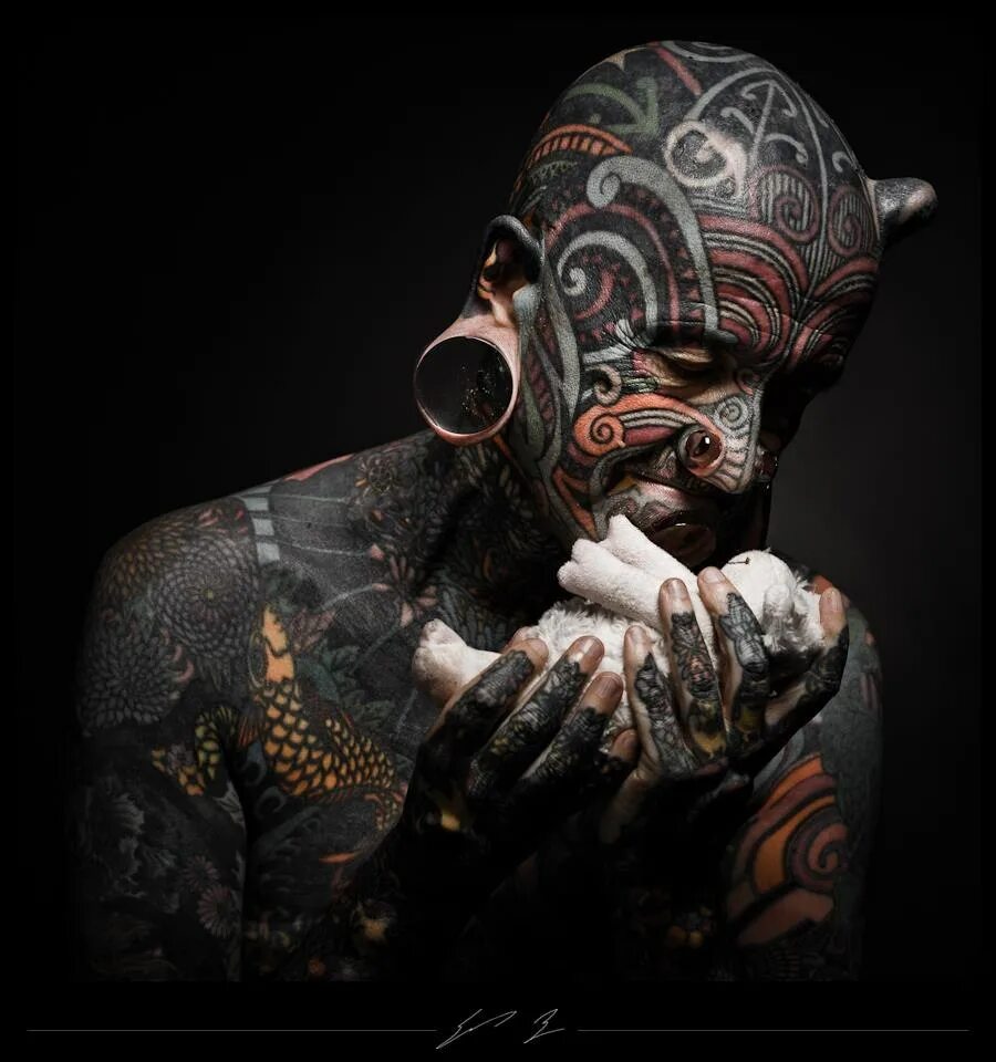 тату человек паук. Jord liddell с девушкой. тату черный человек. татуировка на черном человеке. блэкворк на всем теле мужчина.