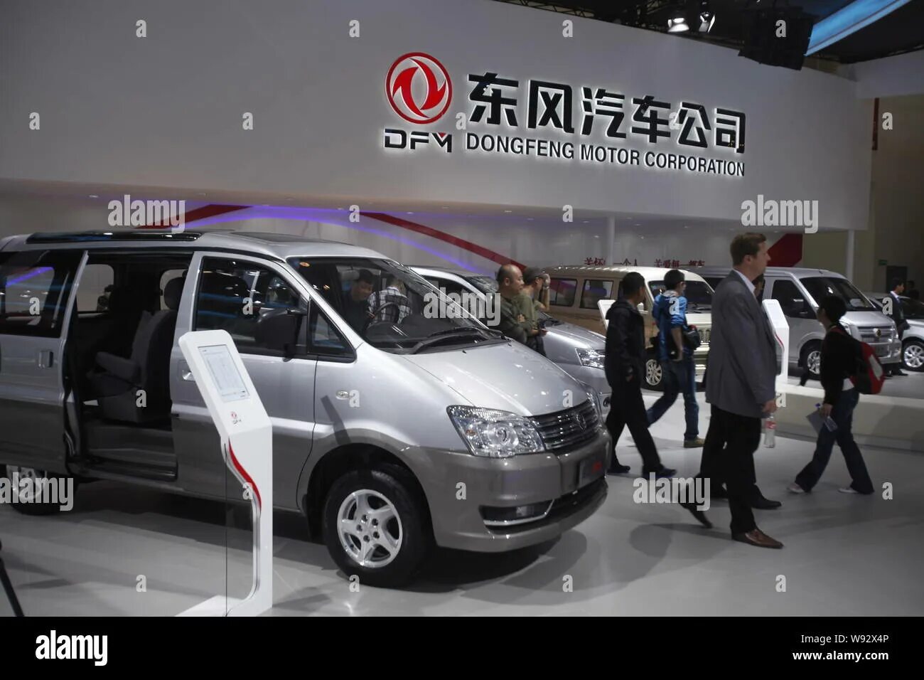 Dongfeng автомобилестроительные компании китая. Dongfeng motor corporation. dongfeng motor corporation модельный ряд. микроавтобус dfsk c37. dongfeng motor group company limited.