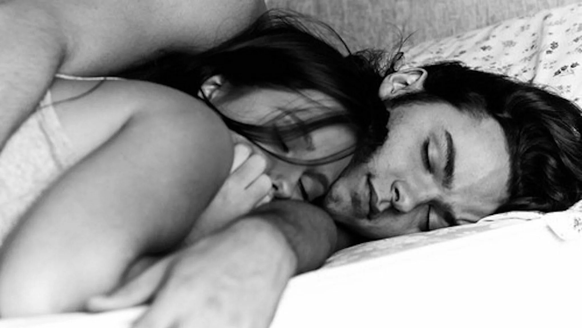 Спим в кровати вместе. В нежных объятьях. Обнимает в постели. Спать в обнимку. Влюбленные спят.