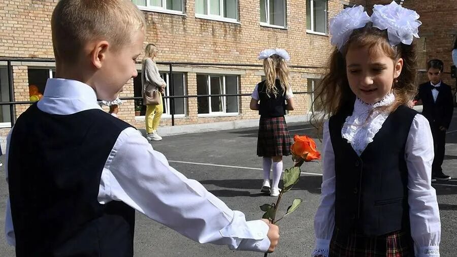 Конца сентября можно. Первоклассники на линейке. Первоклассники на линейке 1 сентября. Мальчик на 1 сентября на линейке. 1 Линейку первоклассников.