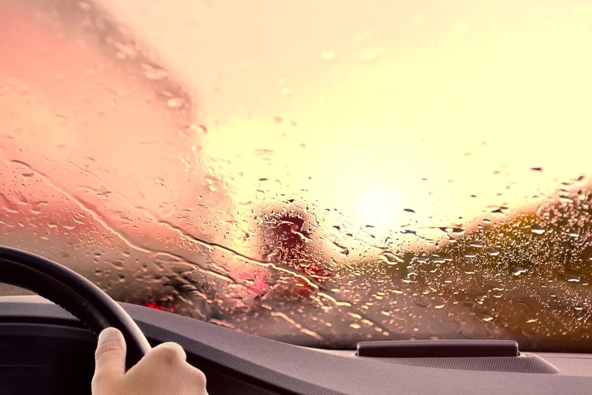 Мокрое стекло машины. Car Windshield Rain. Rain on car. Rainy Day car. Driver rain