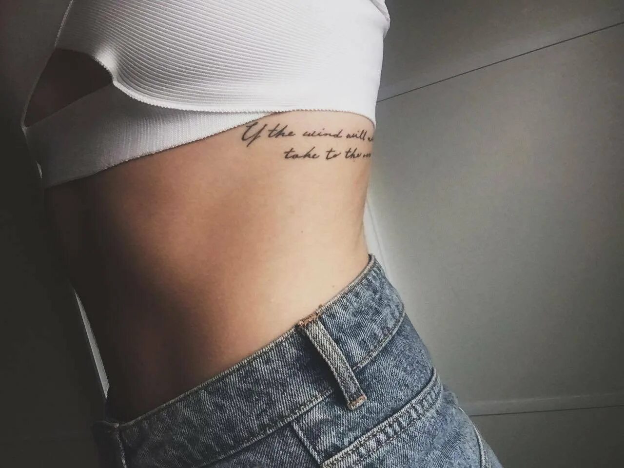тату надпись на ребрах. тату надпись на ребрах у девушек. тату на ребрах для девушек. тату на ребрах. тату надпись на ребрах у девушек.