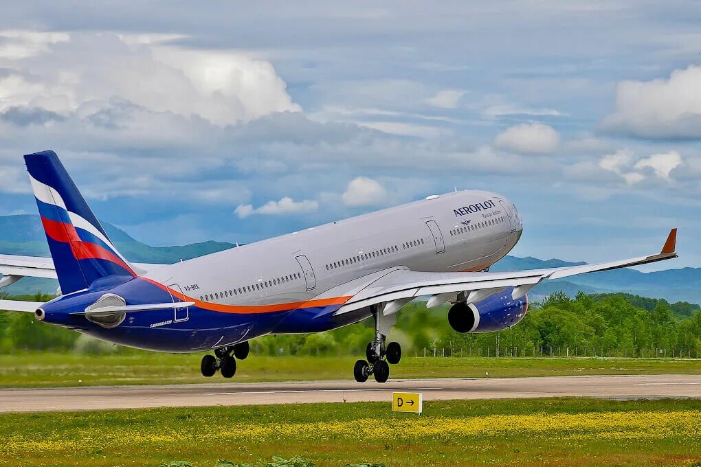 Aeroflot plane. Аэробус а330 Трансаэро. Аэробус а330 s7. Самолёт Airbus a320. Самолёт Россия Аэрофлот Аэробус а320.