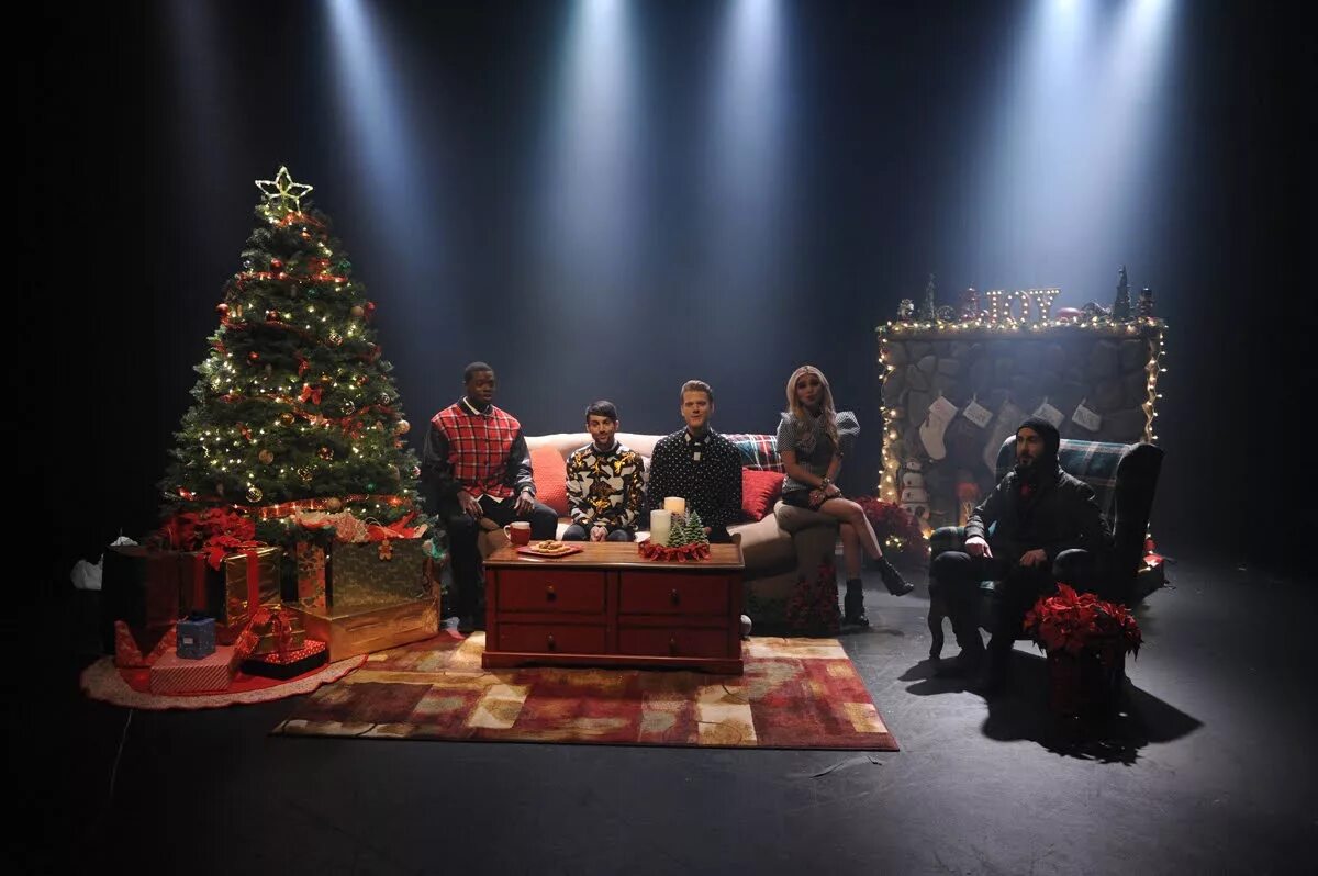 Пентатоникс рождественская песня. Пентатоникс рождество. pentatonix christmas to me. pentatonix кристмас. pentatonix that christmas to me.