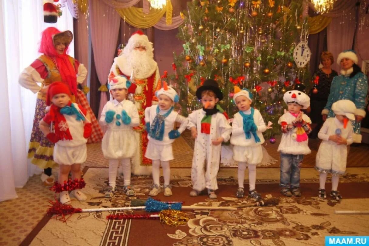 Новогодний утренник в детском саду. Новогодний утренник в детском саду средняя группа. Праздник в ДОУ новый год средняя. Утренник в детском саду на новый год младшая группа.