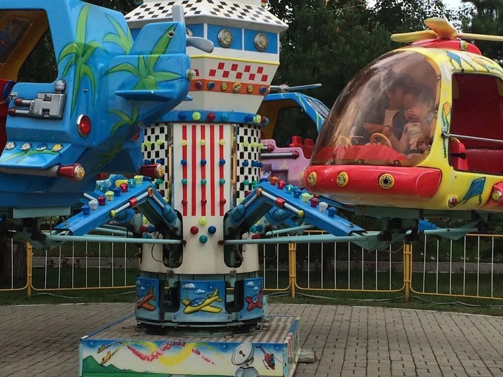 Детский центр костанай. Парк аттракционов казахстане костанай. центральный парк аттракционов костанай. аттракционы в костанае. карусель костанай.
