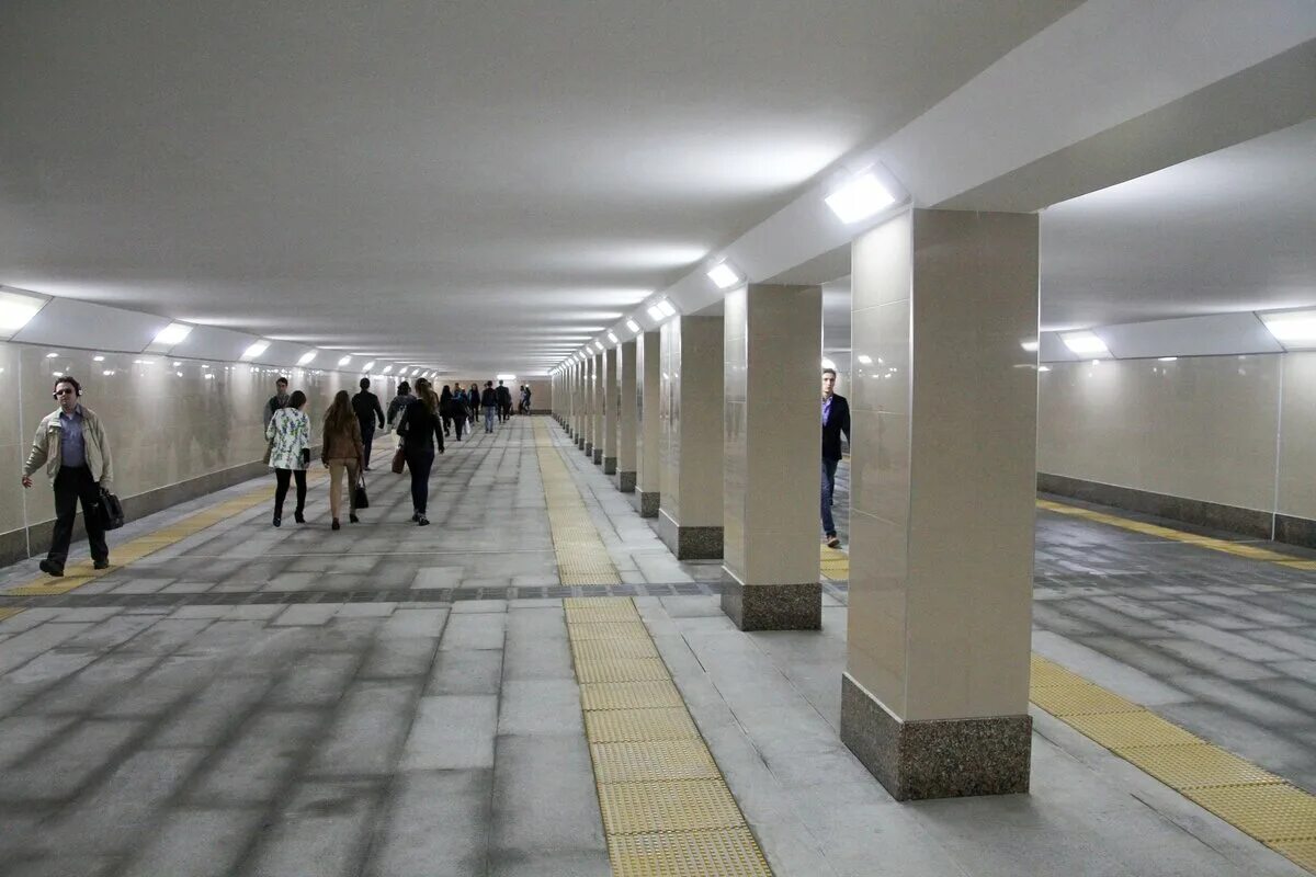 Самый длинный переход. Подземный переход. Пешеходные тоннели Москва. Пешеходный тоннель. Переход в метро.