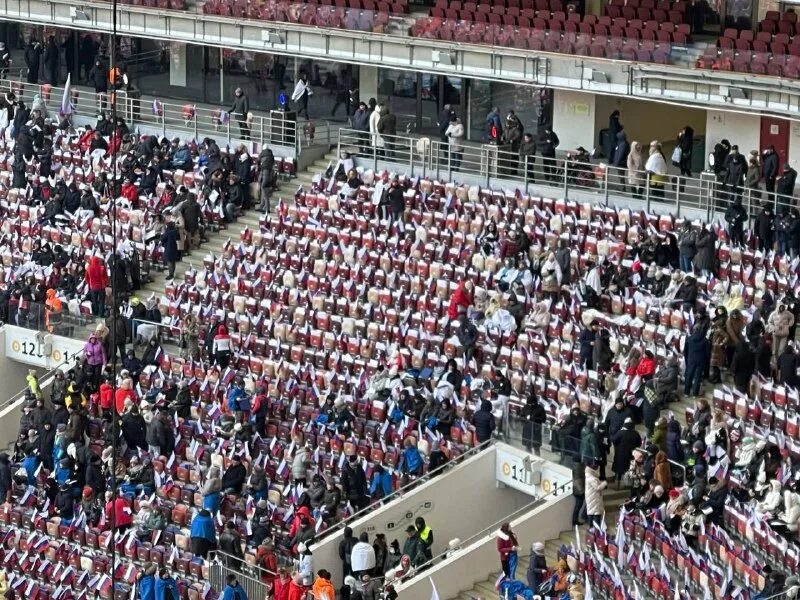 болельщики на стадионе. выступающий с трибуны. пафосное выступление трибуна.