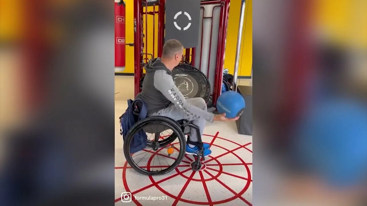 Инвалид. Коляска для инвалидов.
