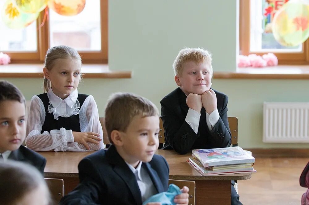 Ученик за партой. Школьники за партой. Школьники 2 класс. Дети за партой Старшие классы. 17 выходим в школу