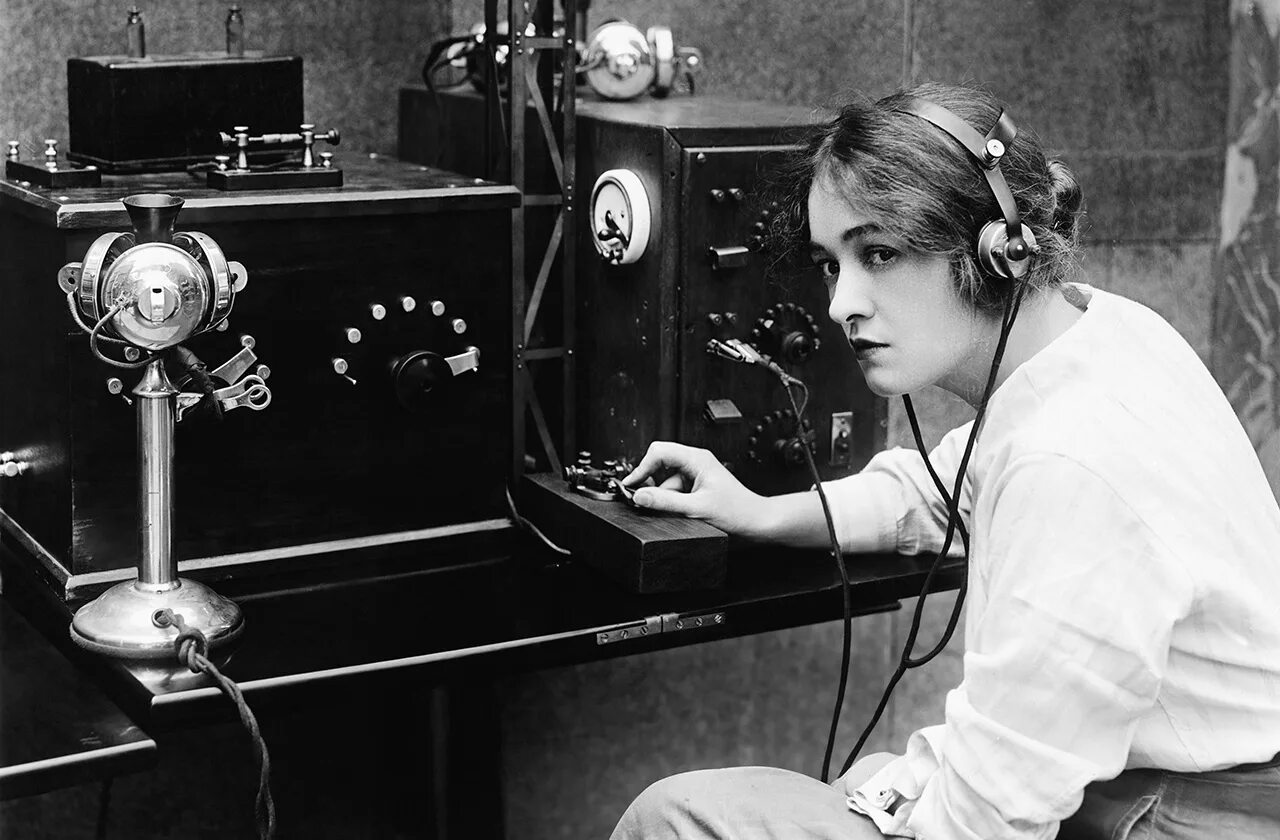 Радио новое время. Телеграф Морзе 19 век. Телефонистка 19 века. Радиотелеграфная связь. Старая радиостанция.