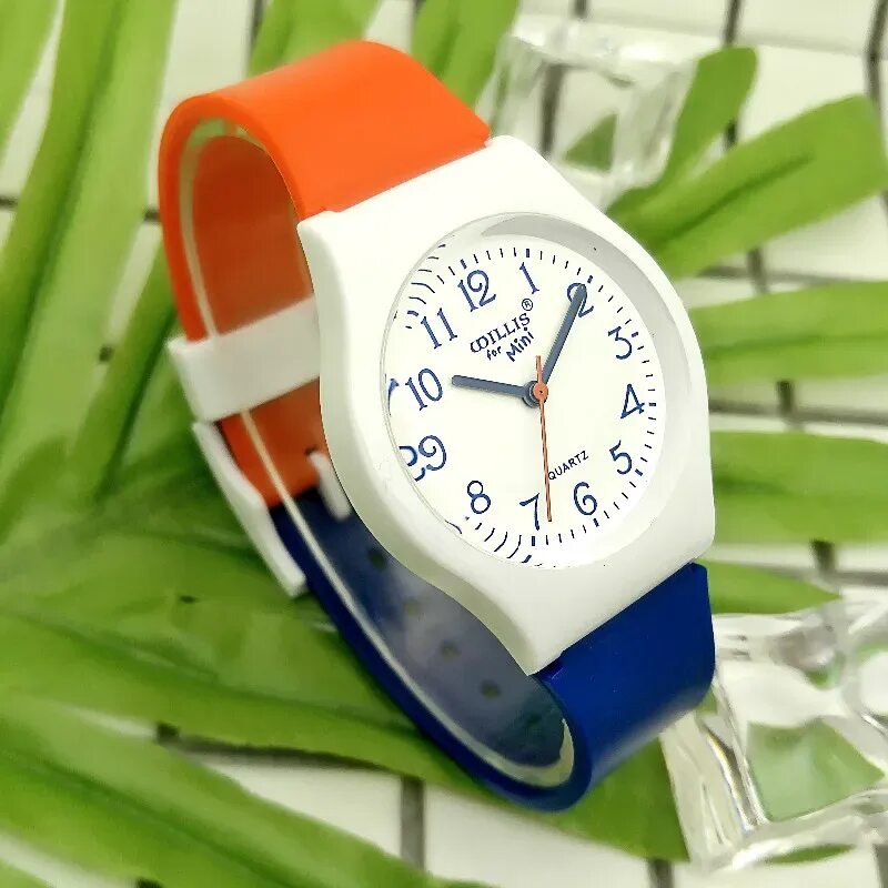 Купить пластиковые часы. Часы из пластика. Женские кварцевые часы с подсветкой. Часы на пластиковом ремешке. Часы из пластика наручные.
