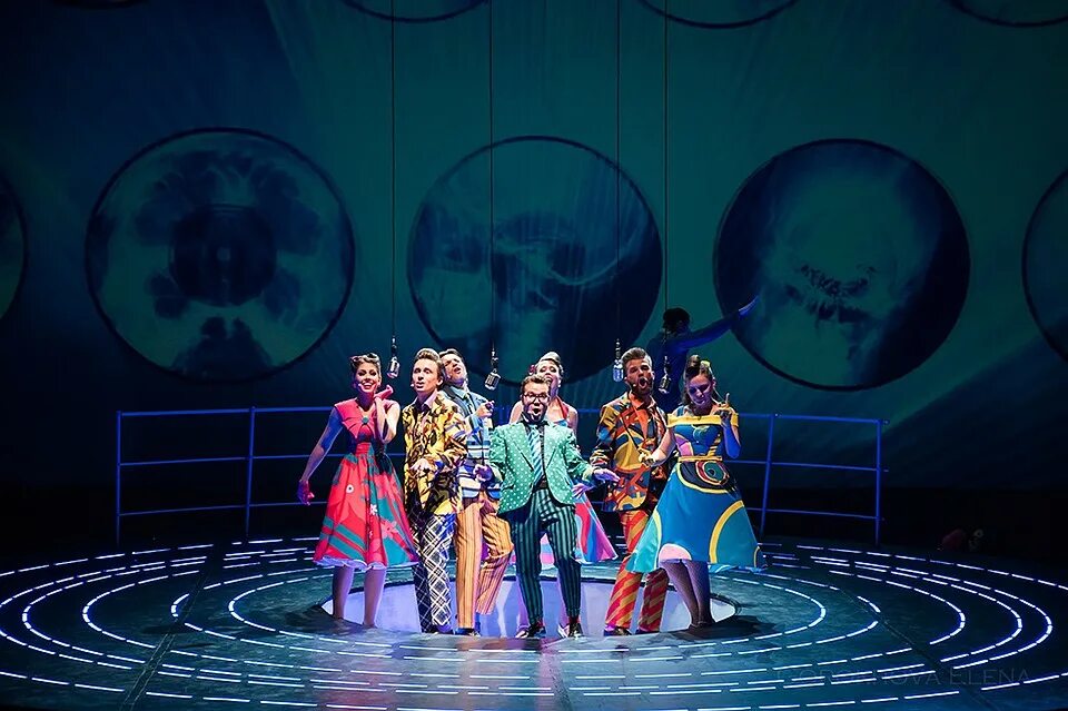 винил красноярский музыкальный театр. заколдованный город в театре красноярск. винил красноярский музыкальный театр. концерты красноярск 2022. мюзиклы красноярск.