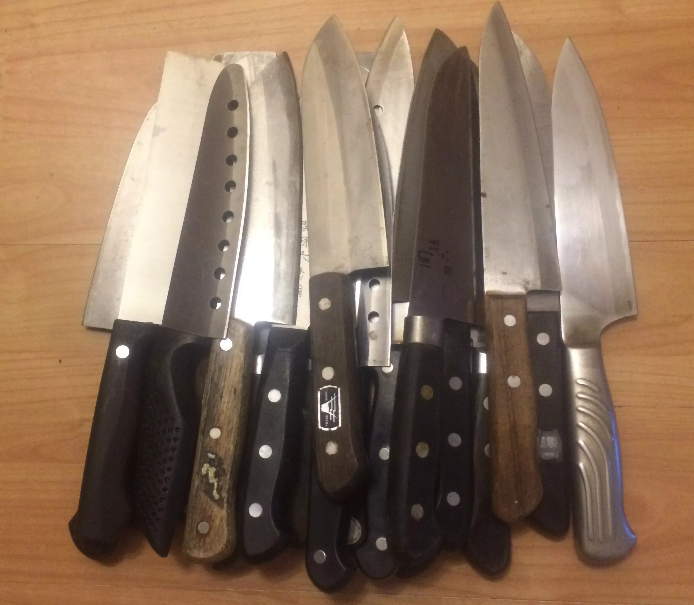 Ножи кучей японские. Много ножей. Японские ножи Белоцерковская. Японский нож НАТО.