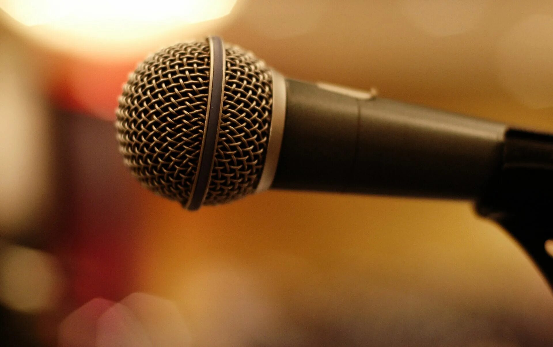 микрофон в концертном зале. микрофон. микрофон на главный экран. микрофон на главный экран. микрофон макро.