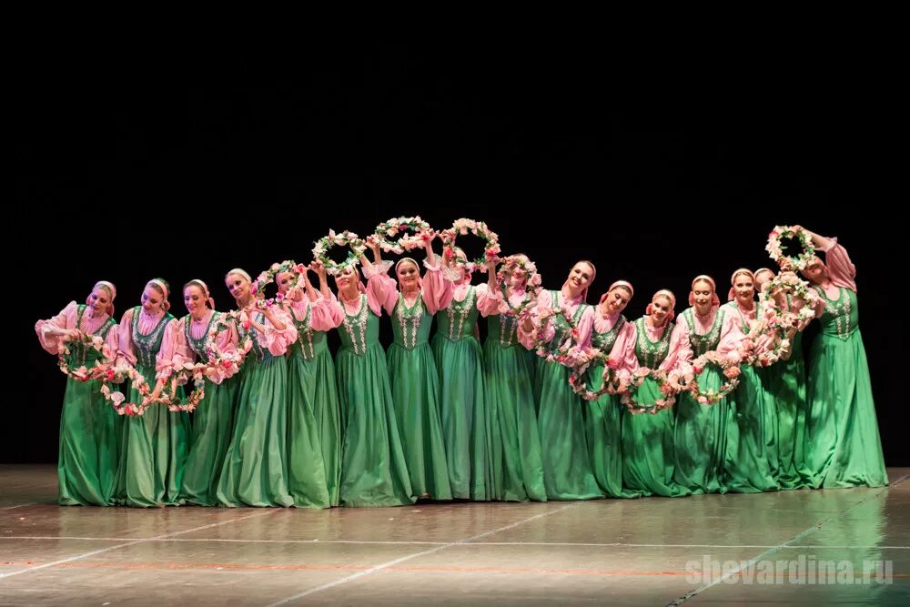 Ансамбль березка надеждина. Ансамбль танца березка. Государственный академический хореографический ансамбль берёзка. Ансамбль березка надеждина коллектив. Хоровод лебедушка ансамбль березка.