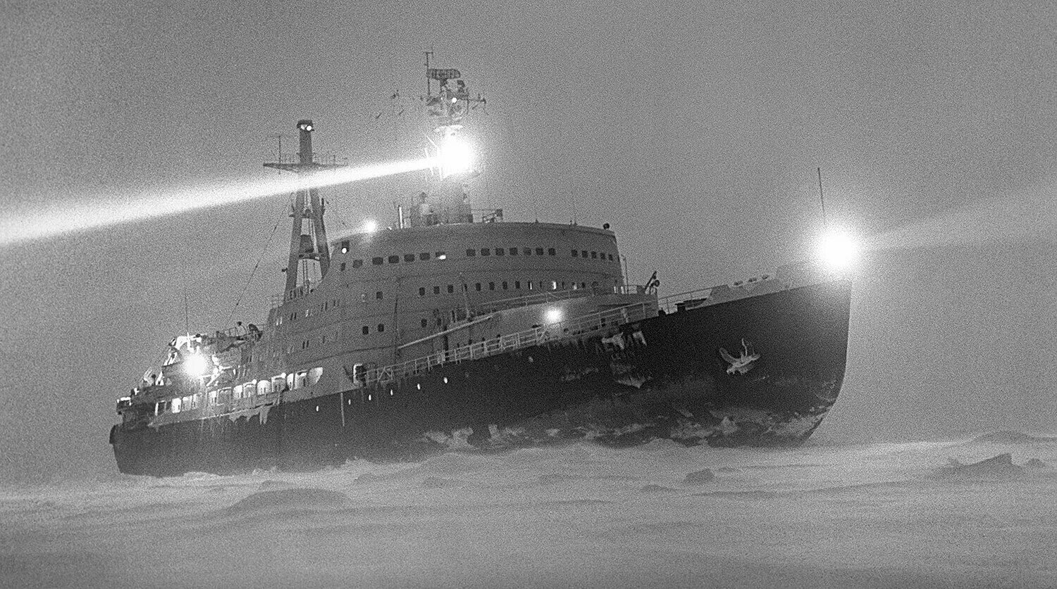 Первые советские атомные ледоколы. Атомный ледокол Ленин 1959. Атомоход ледокол Ленин. Атомоход Ленин 1959. Первый в мире атомный ледокол Ленин.