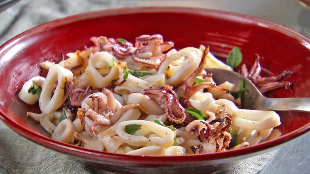 Рецепт маринованных кальмаров в домашних. Кальмар блюдо. Закуска из кальмаров. Салат с кальмарами. Кальмар блюда из кальмара.