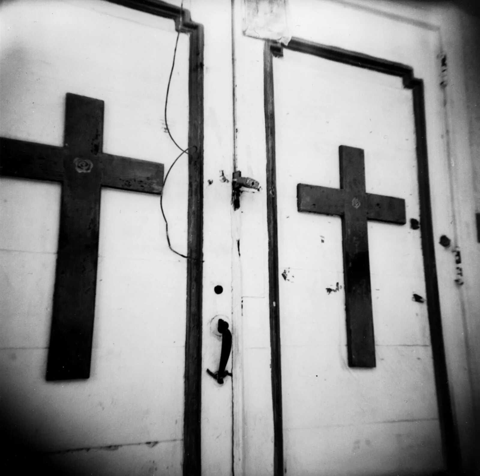 Ставить крест на человеке. Крест на двери. Крест из дверей. Крест из Doors. Кресты над дверными проемами.